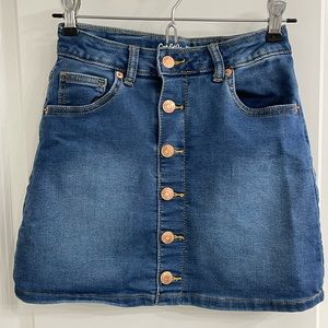 Girls art class denim skirt
size medium 7/8